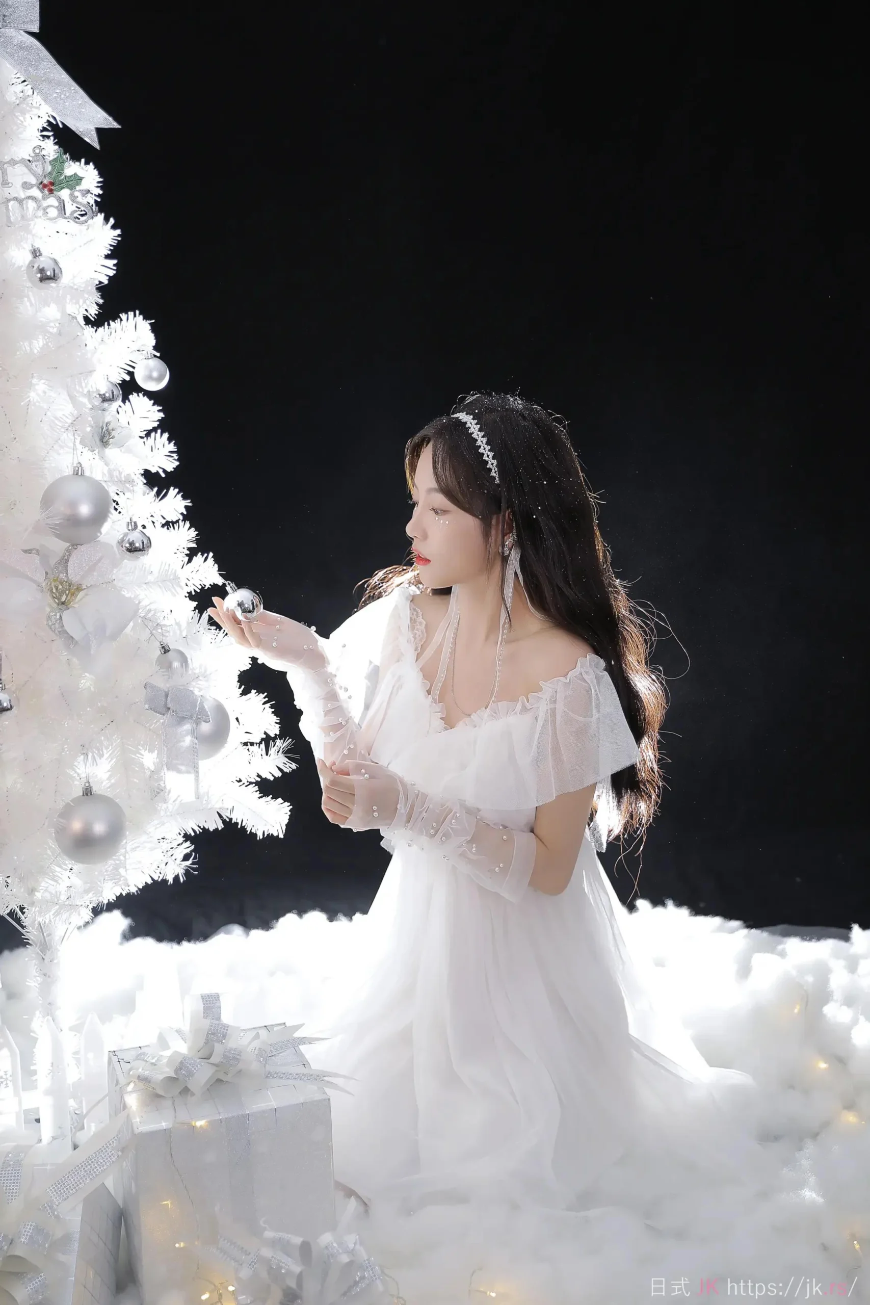 Snow Standing Moment Student Style