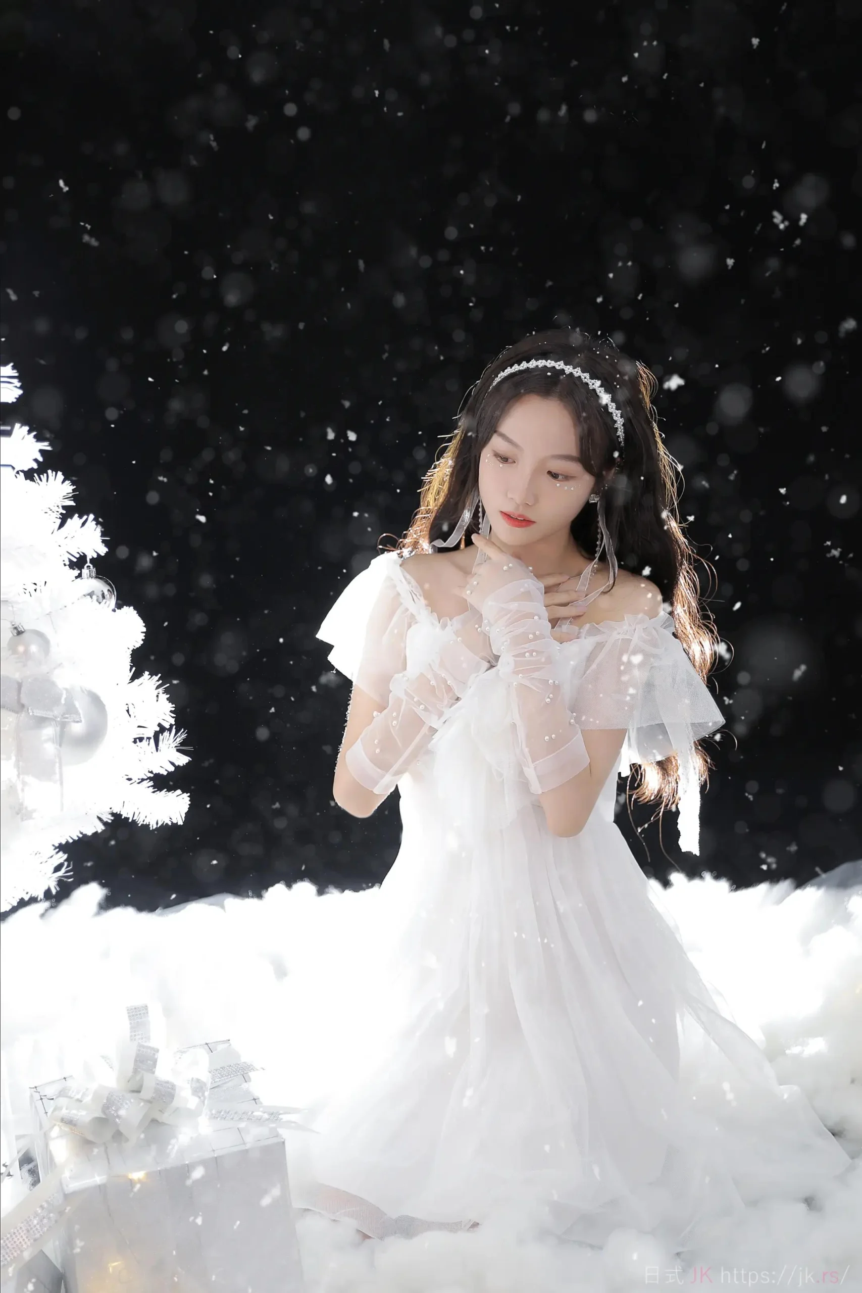 Snow Standing Moment Student Style